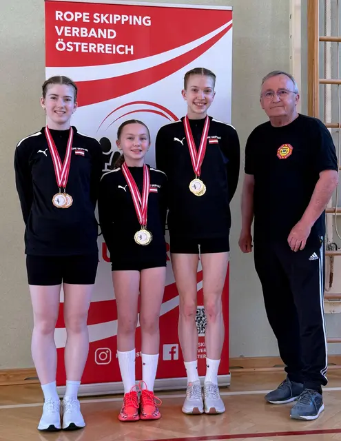 Lena Ertler, Ariana Auer, Pia Mercsanics und Coach Johann Decker | Foto: Iryna Kortyak
