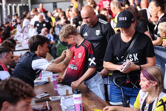 Sascha Horvath nahm sich für seine Fans viel Zeit und signierte, was das Zeug hielt. | Foto: Reischl