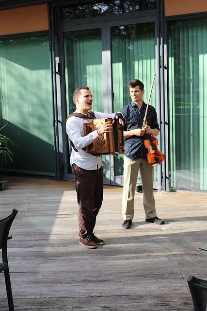 Das Jakob Steinkeller Duo auf der Terrasse des Parkhotels