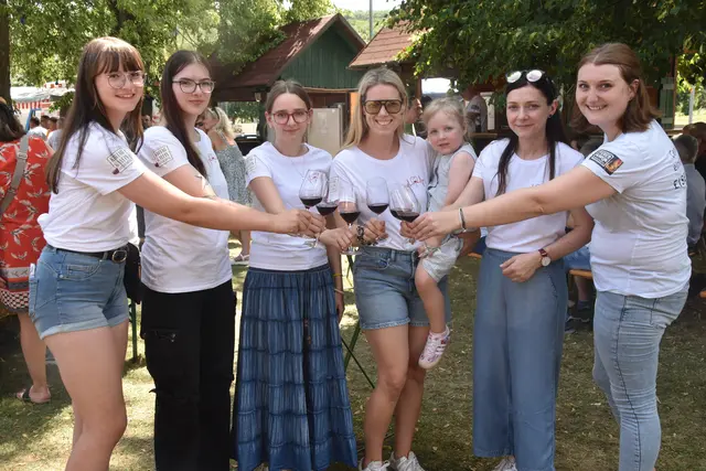 Jungwinzerinnen vom Eisenberg: Karolina, Marleen, Jana, Katharina mit Johanna, Carina und Verena stießen auf ein gelungenes Fest an. | Foto: MeinBezirk/Michael Strini