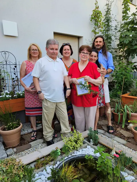 Renate Machacek mit ihrer Familie und Bürgermeisterin Sabrina Divoky (mitte) und Stadträtin Christa Majnek (links). | Foto: Stadtgemeinde Traiskirchen