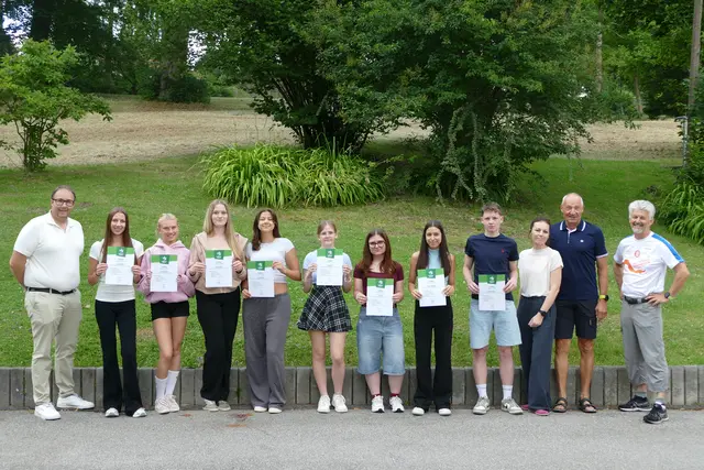 Die neuen Nordic Walking Übungsleiterinnen und Übungsleiter der HLW Krieglach mit Gratulantinnen und Gratulanten.