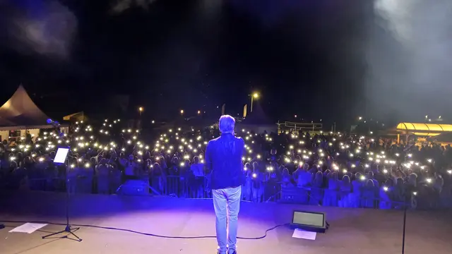 Ein Lichtermeer verabschiedete den "Stern" Sänger Nik P. und seine Band. | Foto: Josef Hofmüller