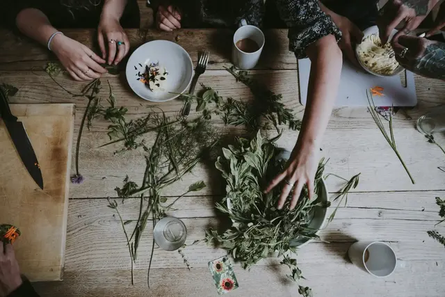 Ob Marmelade einkochen, Brot backen oder Kräuter verarbeiten – bei einem "Urlaub am Bauernhof" ist alles möglich.  | Foto: unsplash / Annie Spratt