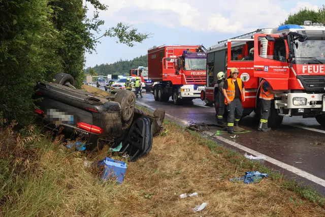 Ein Pkw überschlug sich auf der A8 bei Krenglbach, der 54-jährige Lenker und die Beifahrerin wurden verletzt. | Foto: laumat/Matthias Lauber