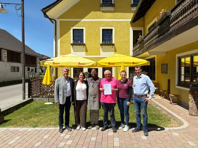 Im Bild v.l.: Bgm . Klaus Drießler, TVB Infostelle Thomatal: Heidi Pöllitzer, Gastgeber und Wirt: Sim Ndawonde, Jupp Hennen, Gastgeberin und Wirtin: Barbara Ndawonde, TVB Ortstelle Thomatal und Vize-Bgm.: Sebastian Moser | Foto: Heidi Pöllitzer