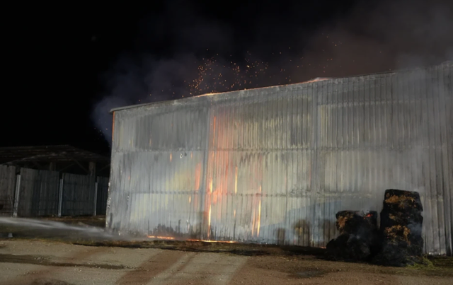 Aus bislang ungeklärter Ursache geriet ein Strohlager mit mehreren 100 Ballen in Brand. | Foto: BFKDO Mistelbach