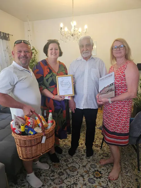 Gemeinderat Stefan Magloth, Bürgermeisterin Sabrina Divoky, Hamid Foroughi, Stadträtin Christa Majnek. | Foto: Stadtgemeinde Traiskirchen