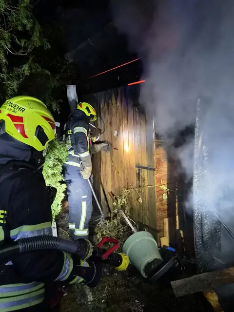Beim Eintreffen wurde sofort mit den Löscharbeiten unter schwerem Atemschutz begonnen. | Foto: FF Neusiedl am See
