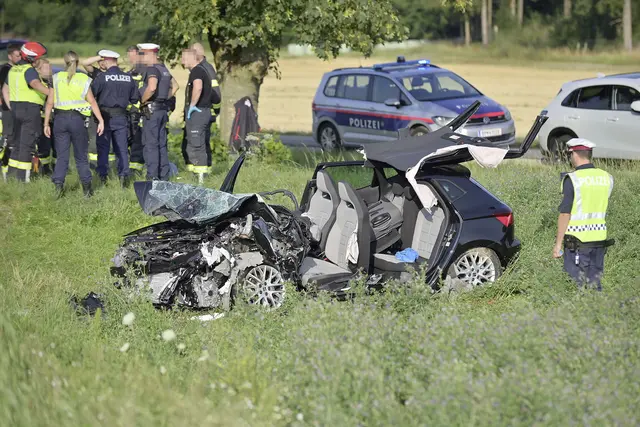 Einsatzkräfte waren nach dem schweren Unfall in Weng stundenlang im Einsatz | Foto: Manfred Fesl