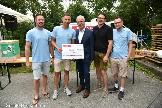 Der TCR bekam vom Präsidenten des ASKÖ Steiermark Mag. Gerhard Widmann einen 500 Euro Förder- Scheck überreicht.   | Foto: Gerald Dreisieber