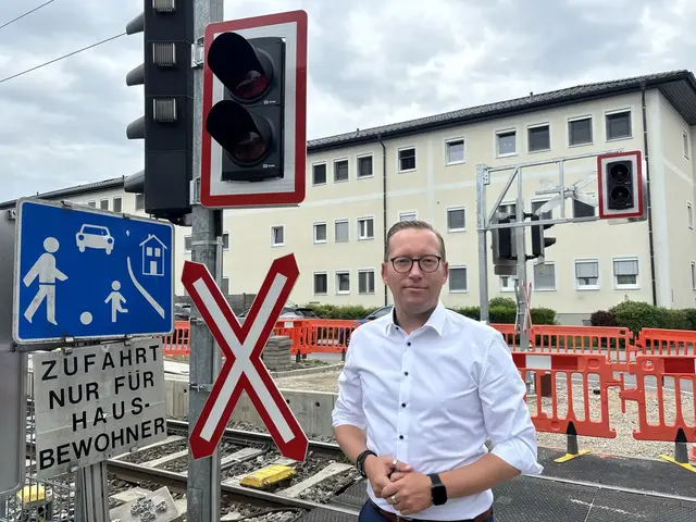 Oberndorfs Bürgermeister Georg Djundja beim Lokalaugenschein in Oberndorf bei Salzburg. | Foto: MeinBezirk