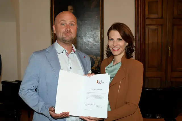 Landeshauptfrau Karoline Edtstadler mit Markus Radmoser | Foto: Land Salzburg/Franz Neumayr/Manfred Laux