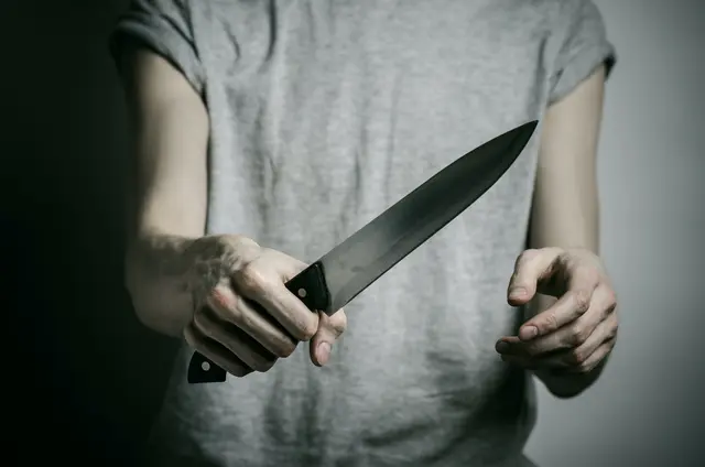 Ein stark Betrunkener soll seiner Ehefrau ein Messer an den Hals gehalten haben. (Symbolbild) | Foto: PantherMedia/shalunx13