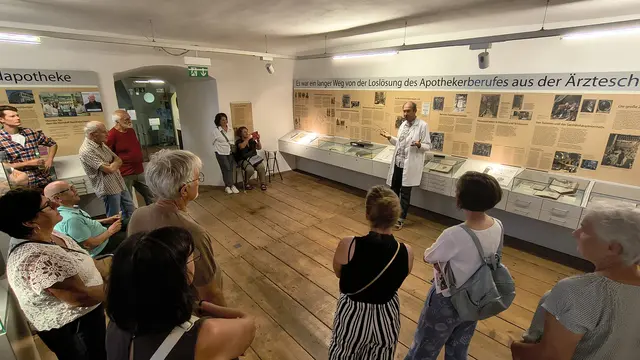 Ein voller Schlosskeller, begeisterte Besucherinnen und Besucher und ein Abend, der Musikgeschichte lebendig machte: Die Veranstaltung „Forever Young. Ein Tribut an die (Un)Sterblichkeit“ war ein voller Erfolg. | Foto: Viola