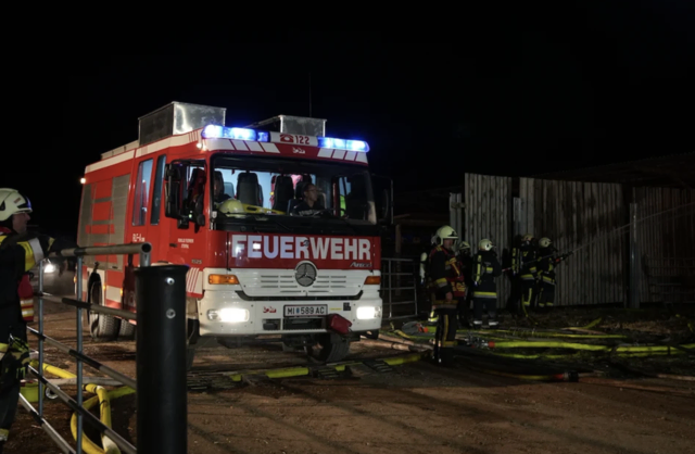Am 18. Juli wurden die Einsatzkräfte um 20.22 Uhr zu einem Großbrand auf dem Mitterhof im Gemeindegebiet Wildendürnbach alarmiert.  | Foto: BFKDO Mistelbach