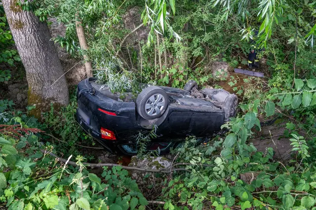 Bei einer Übungsfahrt stürzte ein Pkw in Inzersdorf im Kremstal in einen Bach – die beiden Insassen blieben unverletzt. | Foto: Fotokerschi