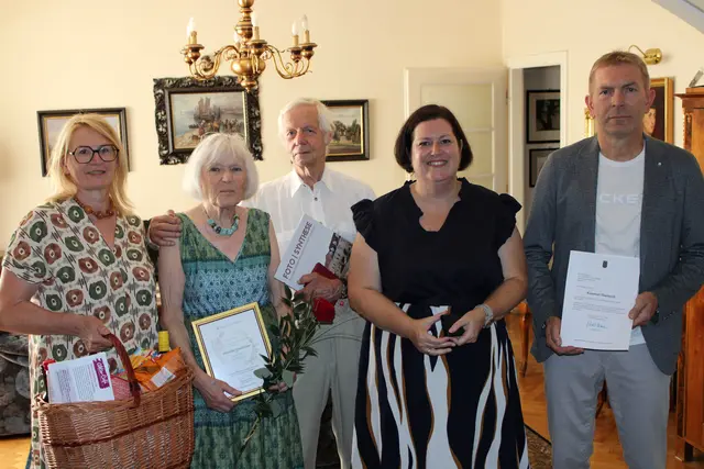 Stadträtin Christa Majnek, Corinna und Walter Gebhart, Bürgermeisterin Sabrina Divoky und Herbert Stöckel von der BH Baden. | Foto: Stadtgemeinde Traiskirchen