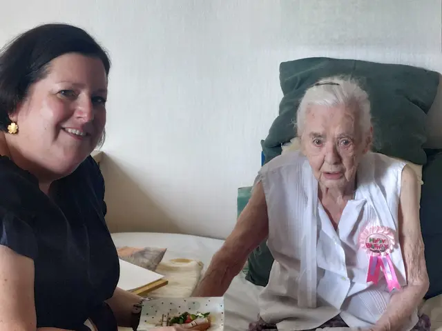 Bürgermeisterin Sabrina Divoky gratulierte Elfrieda Augustin zu ihrem 100. Geburtstag.  | Foto: Stadtgemeinde Traiskirchen