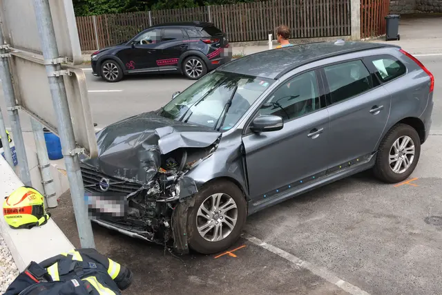 Feuerwehrkräfte befreiten eine Person nach einem Unfall auf der B145 aus einem Fahrzeug. | Foto: laumat/Matthias Lauber