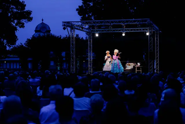 Stefanie Reinsperger und Sebastian Wendelin in „Marie Antoinette und ihr Friseur” im Schwimmenden Salon. | Foto: s.kollerics