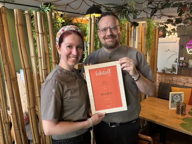 Tanja und Florian Deutschmann mit der Fallstaff-Auszeichnung vom letzten Jahr. 