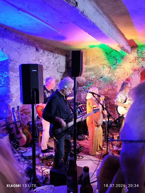 Ein voller Schlosskeller, begeisterte Besucherinnen und Besucher und ein Abend, der Musikgeschichte lebendig machte: Die Veranstaltung „Forever Young. Ein Tribut an die (Un)Sterblichkeit“ war ein voller Erfolg. | Foto: HMV