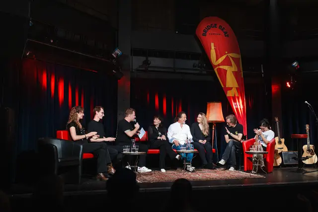 „Newcomer meet Legend“ beim BRIDGE BEAT TALK: Jack &amp; Ace, Michael Klieber, Joni Madden, Andi Cutic und Kate Madden, Marc Hess und Lena Schaur (v. li. nach re.)  | Foto: Thomas Steinlechner