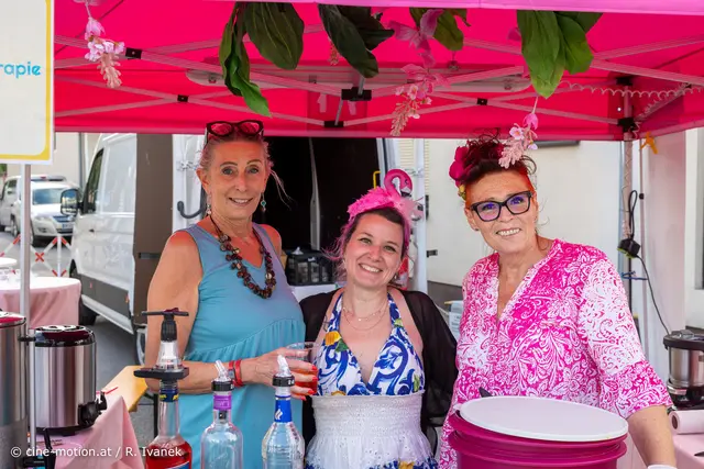 Nudelsalat und Cocktail bei Karin, Nicole und Gabi - Team egus Schwingungstherapie (vlnr.). | Foto: cine-motion.at / R. Ivanek