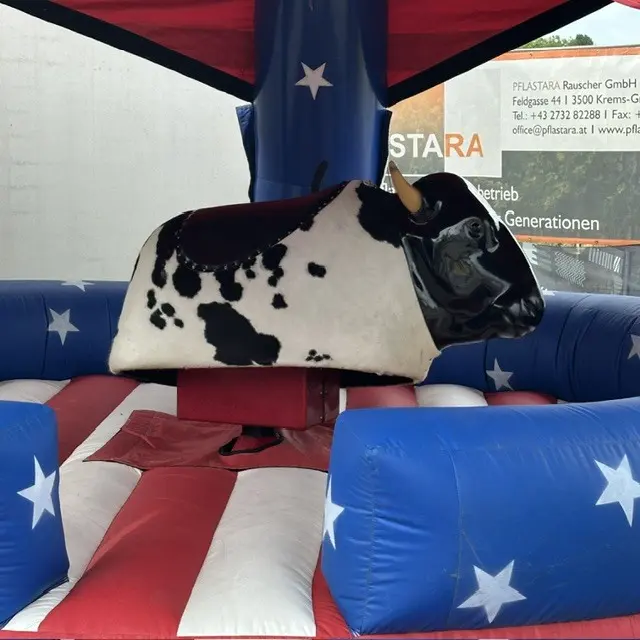 Attraktion: Bullenreiten. 