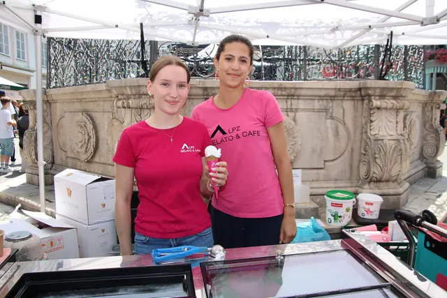 Eis für den guten Zweck verkauften Emilia und Iris.