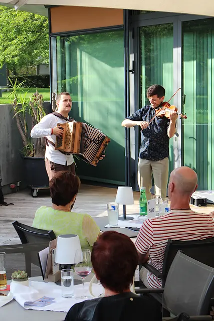 Das Jakob Steinkeller Duo auf der Terrasse des Parkhotels