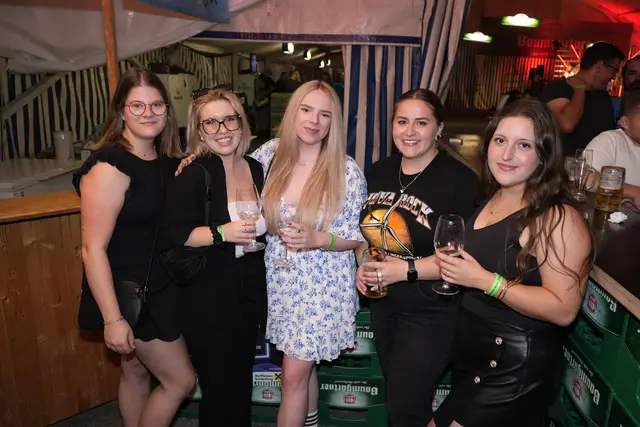 Lena, Lena, Katharina, Theresa &amp; Miriam beglückten sich an der Weinbar | Foto: Marco Huber/zema-medien.de