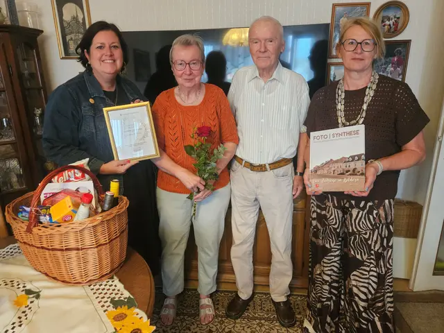 Bürgermeisterin Sabrina Divoky, Augustine Cieslar, Mann und Stadträtin Christa Majnek. | Foto: Stadtgemeinde Traiskirchen
