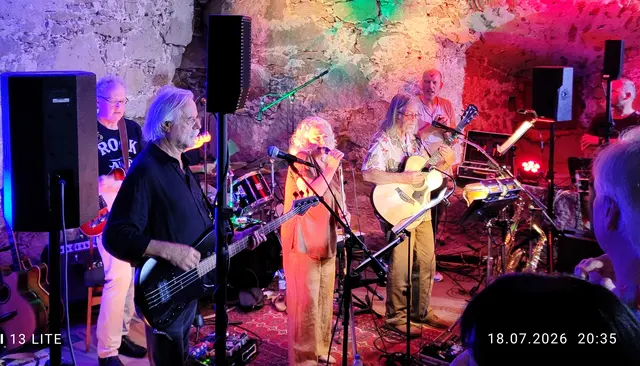 Ein voller Schlosskeller, begeisterte Besucherinnen und Besucher und ein Abend, der Musikgeschichte lebendig machte: Die Veranstaltung „Forever Young. Ein Tribut an die (Un)Sterblichkeit“ war ein voller Erfolg. | Foto: HMV