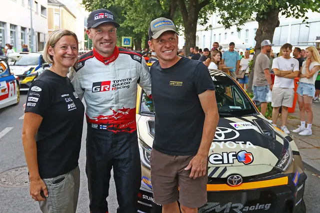 Ursula Gaßner und Hermann Neubauer mit dem ehemaligen WM-Piloten und jetzigen Toyota-WRC-Teamchef Jari Matti Latvala vor dem Start der Rallye Weiz. | Foto: Copyright: Daniel Fessl