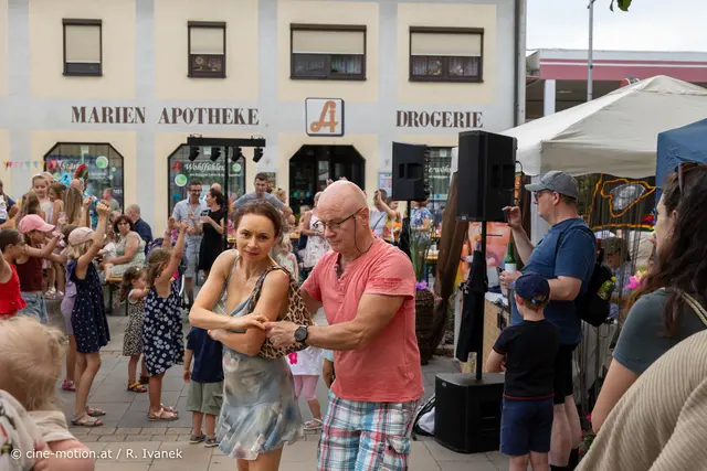 Peter ging die Musik auch ins Ohr und er tantzte mit  Katja aus Mitterndorf seine Eigenchoreographie. | Foto: cine-motion.at / R. Ivanek
