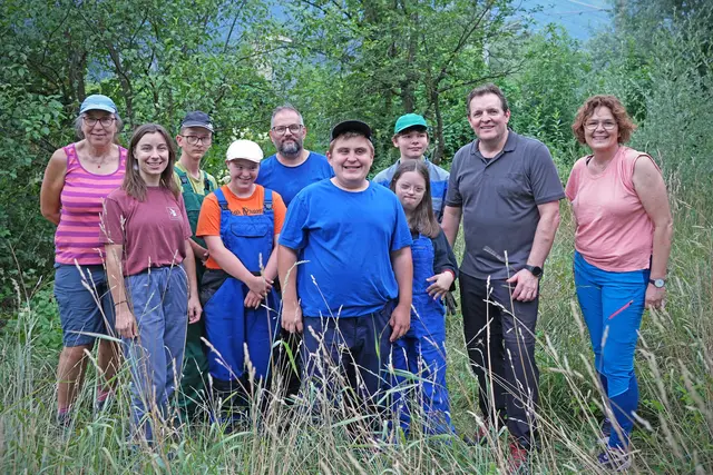 Sechs Jugendliche des AufBauWerk vom Jobtraining Lachhof in Volders unterstützten die Schutzgebietsbetreuung beim Entfernen von Drüsigem Springkraut und Kanadischer Goldrute. | Foto: © Land Tirol/Trenker
