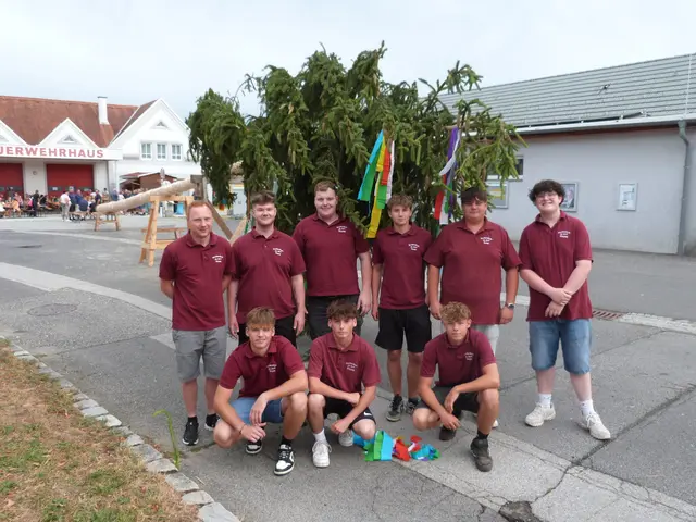 Ein Teil der Ritzinger Burschenschaft bereitete den Baum mit den traditionellen Stockmaschen vom Hinweisen vor. Darunter   Julian, Jonas, Nico, Niklas, Benjamin, Stefan, Simon, David und Luca. | Foto: Vanessa Wittmann