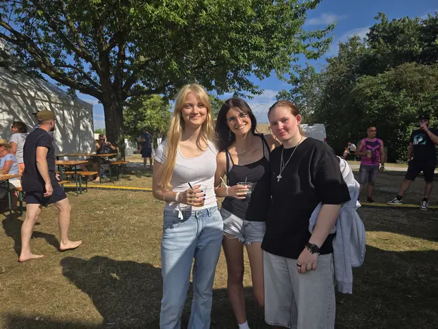 Julia, Lara und Lina ließen sich die Vorführungen der Workshops nicht entgehen. | Foto: Julia Steyrer