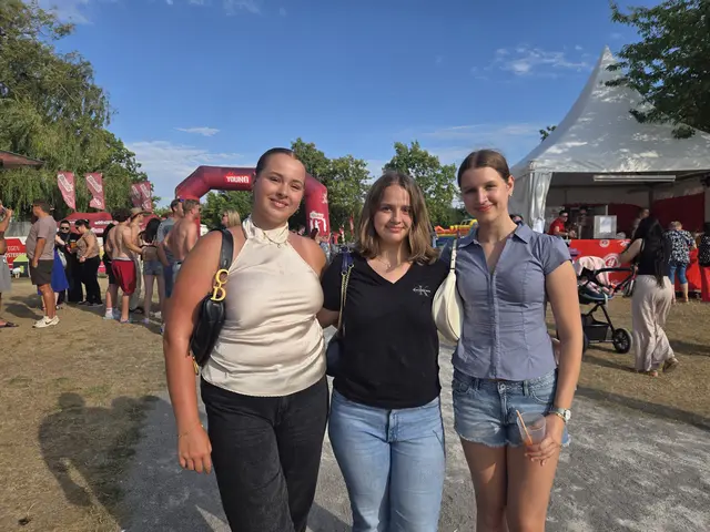 Theresa, Alicia und Alexa genossen die Festivalstimmung und freuten sich auf die Abendkonzerte. | Foto: Julia Steyrer