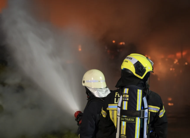 Am 18. Juli wurden die Einsatzkräfte um 20.22 Uhr zu einem Großbrand auf dem Mitterhof im Gemeindegebiet Wildendürnbach alarmiert.  | Foto: BFKDO Mistelbach