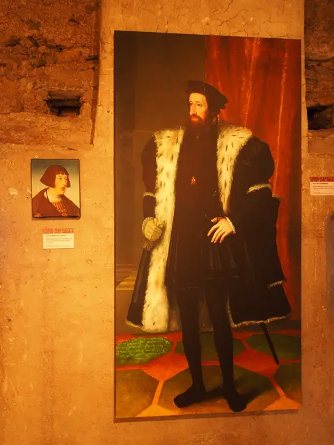 Zweiteilige Bildcollage der Ausstellung: Ein kleineres historisches Porträt zeigt Erzherzog Ferdinand I. als jungen Mann mit Barett. Daneben ist ein großes, prunkvolles Ölgemälde platziert, das ihn im fortgeschrittenen Alter als mächtigen Regenten in prachtvoller Kleidung darstellt.