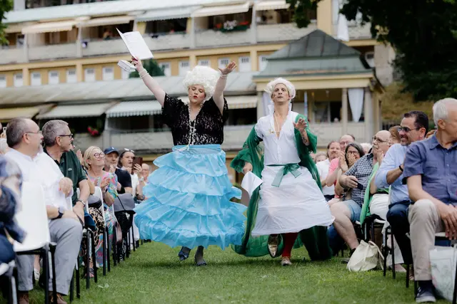 Stefanie Reinsperger und Sebastian Wendelin in „Marie Antoinette und ihr Friseur” im Schwimmenden Salon. | Foto: s.kollerics
