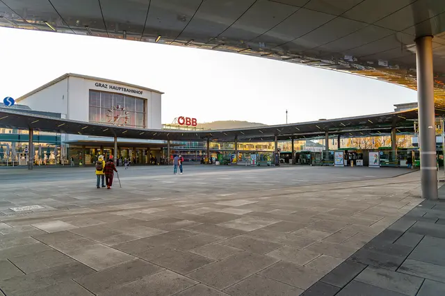 Die Radabstellplätze am Grazer Hauptbahnhof sind vor allem für Pendlerinnen und Pendler gedacht.  | Foto: Jörgler