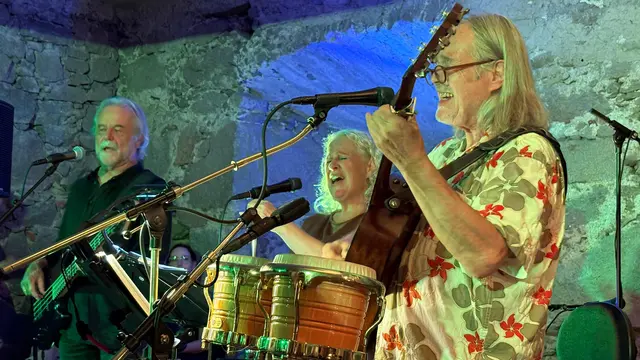 Ein voller Schlosskeller, begeisterte Besucherinnen und Besucher und ein Abend, der Musikgeschichte lebendig machte: Die Veranstaltung „Forever Young. Ein Tribut an die (Un)Sterblichkeit“ war ein voller Erfolg. | Foto: Hans Maly