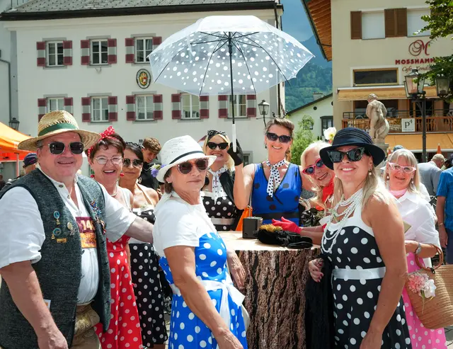 Porsche Club Pinzgau Ladys mit Service Mann Hermann Reitsamer | Foto: Roland Hölzl