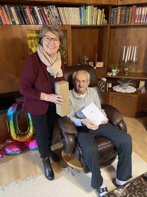 Heuer gratulierte Erika Buchinger der SC-Legende Gustav Buchinger zum 100. Geburtstag. | Foto: Stadt WRN