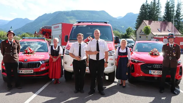 Die symbolische Schlüsselübergabe erfolgte durch Bürgermeister Fabian Fluch
an LM d. F. Andreas jun. Potzgruber. | Foto: FF Mariazell/Sprosec