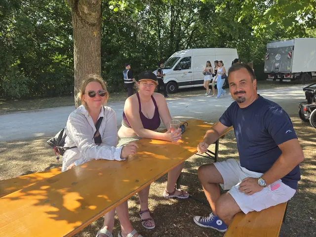 Ronja, Lisa und David machten es sich im Schatten gemütlich. | Foto: Julia Steyrer